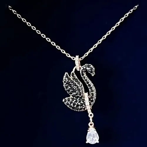 Collar de Cisne Pequeño con Cristales Negros y Kit de Regalo | Grado B