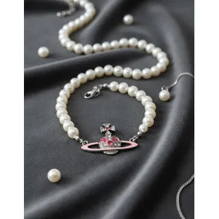 Collar Mini con Diseño de Saturno en Relieve | Grado B