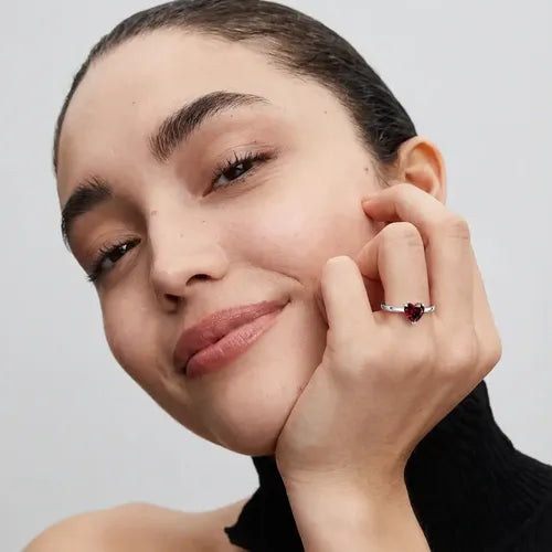 Anillo Rosa con Cristal Elegancia y Romance Color Plateado | Grado B