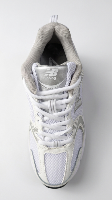 TENIS TIPO NEW BALANCE 530 BLANCO PLATA TALLA 23.5 CM GRADO B