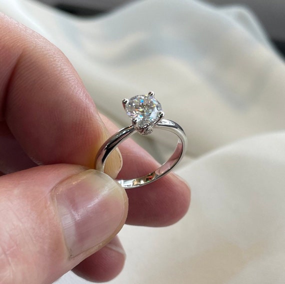 Anillo de Compromiso con Piedra Moissanita de 1 ct Color Plateado | Grado B